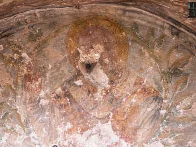 ...mostra infatti i resti di un affresco che probabilmente ritrae San Nicola